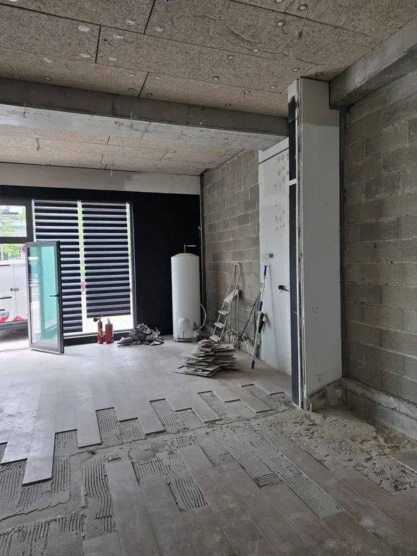 Local avant travaux avec cloisons en cours de montage, avant le passage des câbles électriques