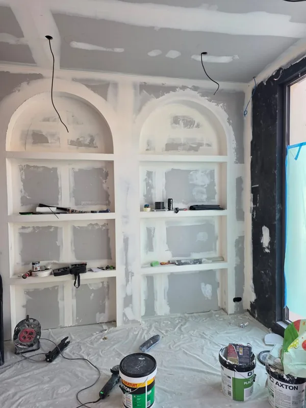 Niches en arcade avec câblage électrique posé, finitions et peinture en cours