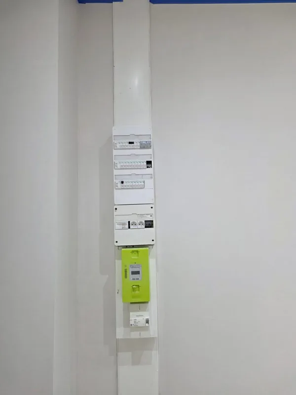 Tableau électrique terminé et raccordé, posé en fin de chantier par SEJconnect