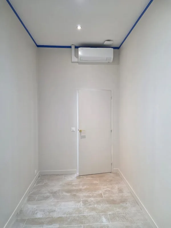 Couloir du local terminé avec climatisation murale et éclairage encastré posés et en service